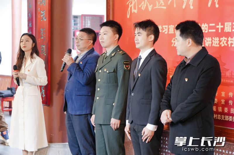 村民代表与宣讲员展开问答式互动交流。
