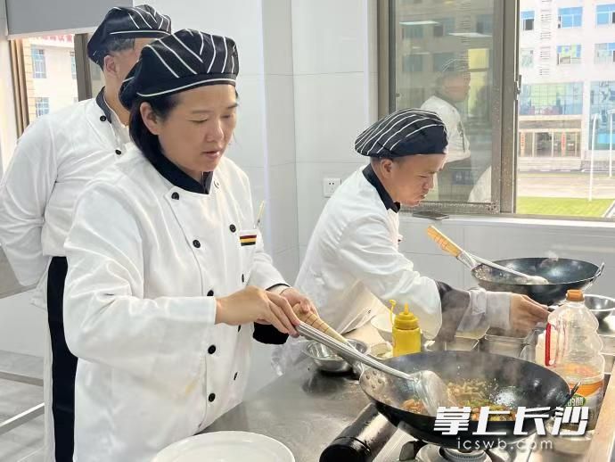 蒸菜培训班学员正在学习制作菜品。