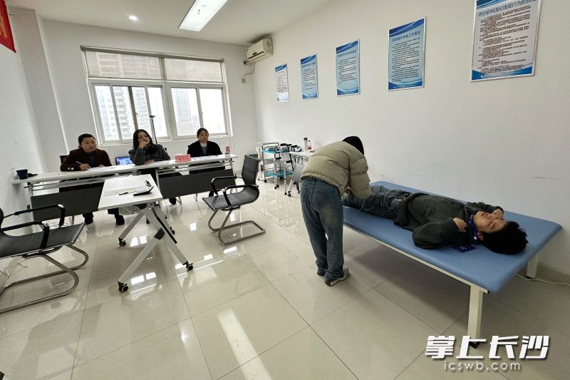 考试分为理论考试和实操考核两部分。