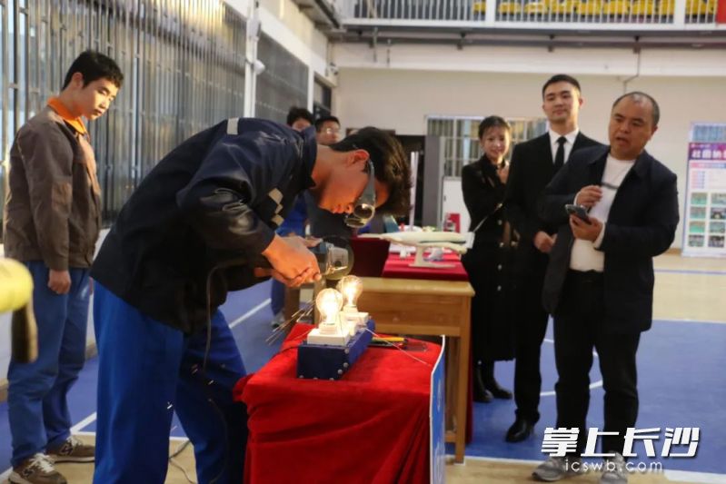 学校特色社团的同学们进行技能展示。