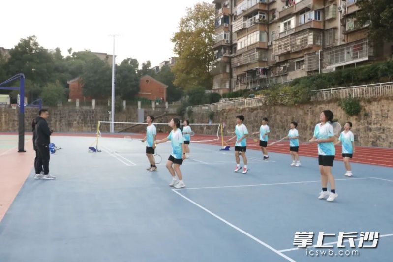 学校体育社团进行日常训练。