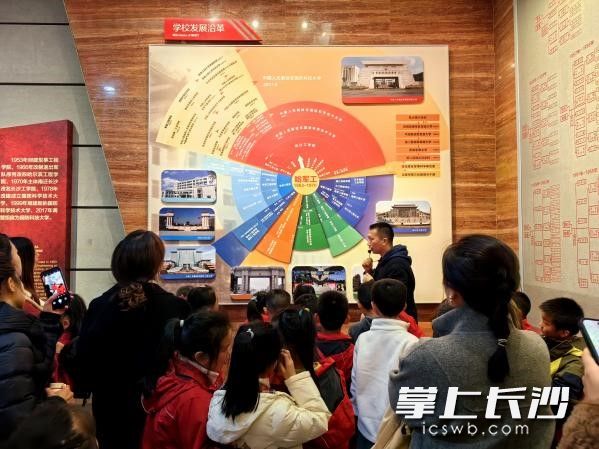 在专业讲解员的悉心引导下，大家深入探寻国防科大的不凡过往。