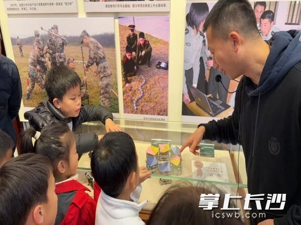 今日，砂子塘小学和智校区2303班的同学们走进国防科技大学校史馆，开展了一场别开生面的国防教育实践活动。 均为长沙晚报通讯员魏雪乔、刘妍驿摄