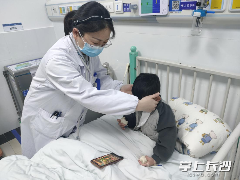 长沙市中心医院儿科医生在为患儿做相关身体检查。医院供图