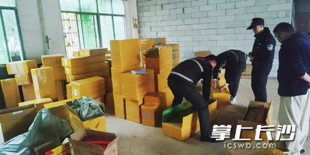 经现场检查，快递箱内为非法邮寄的烟花爆竹。