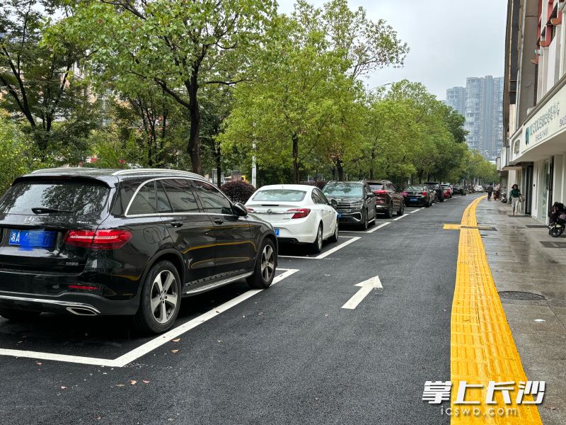 “转正”后的停车场规范泊车，无碍行人，路面清爽。