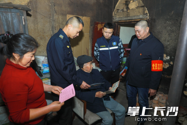 入冬以来，长沙市各地组织开展“敲门行动”，走街串巷登门宣讲安全常识。 均为长沙晚报通讯员李文供图