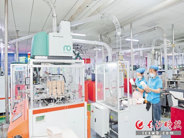 湖南妙工环保科技有限公司生产的纸杯闯出了海外大市场。图为该公司生产车间。长沙晚报全媒体记者 王志伟 摄