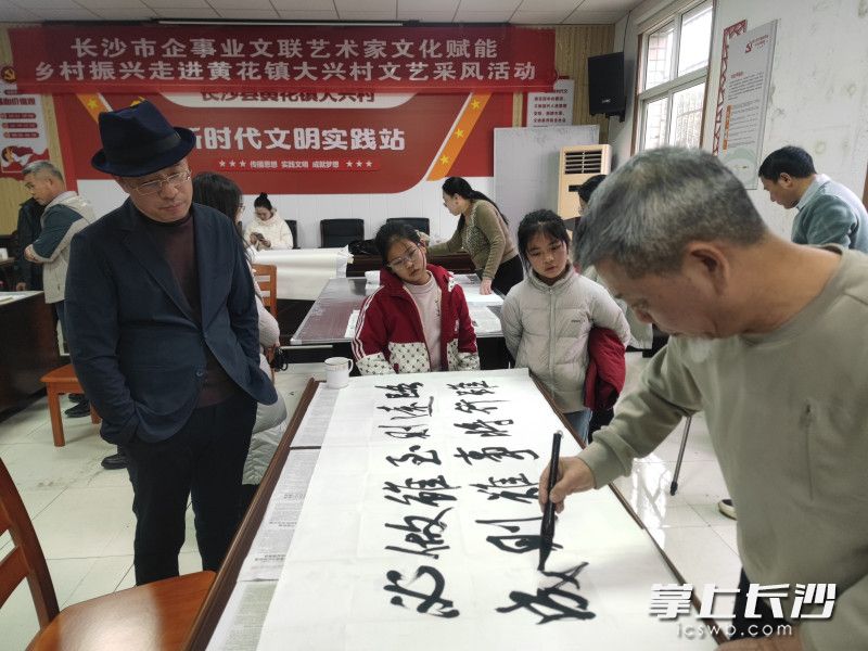 艺术家进行艺术创作。 均为活动主办方供图