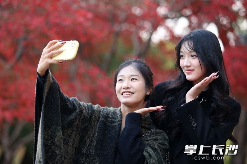 两位从福建来长沙游玩的女孩在湖南烈士公园拍照打卡。 均为长沙晚报全媒体记者贺文兵摄