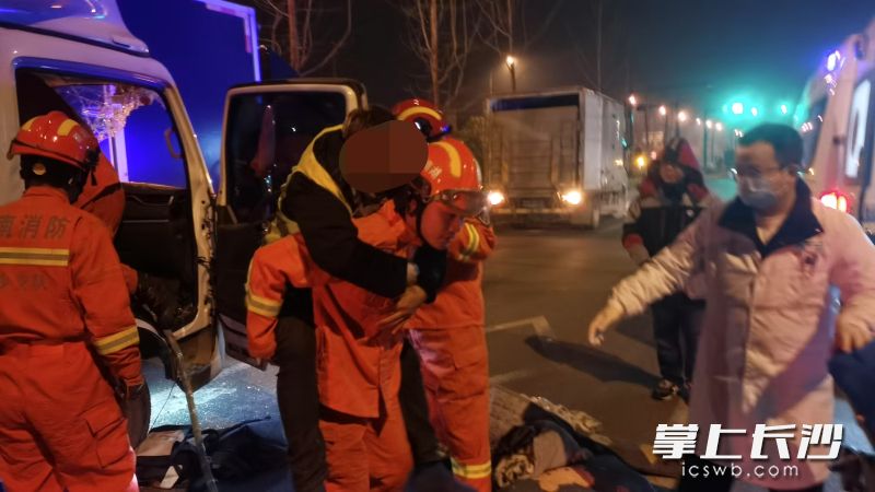 消防员救出被困货车司机。 长沙晚报通讯员 胡宇波 供图