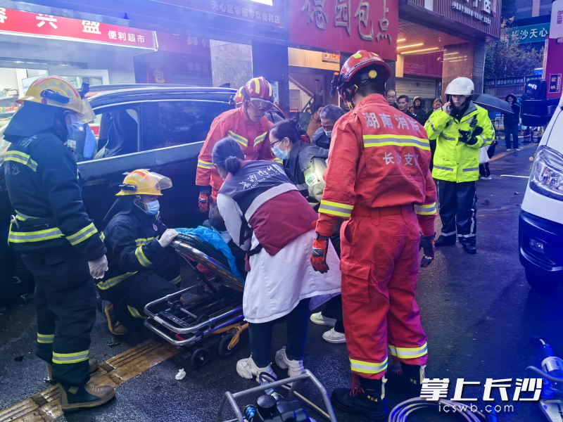 消防员在营救车祸中被困人员。 长沙晚报通讯员 阮鹏霖 摄