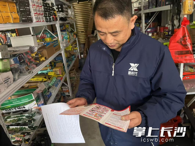 “敲门行动”中工作人员及时排查安全隐患，同时向居民普及安全知识。
