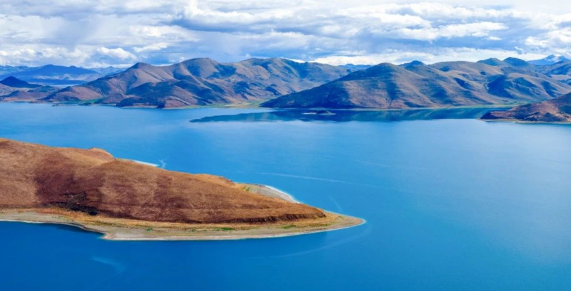 巅峰贡蜜的故乡——贡嘎县羊卓雍措。邹麟 摄