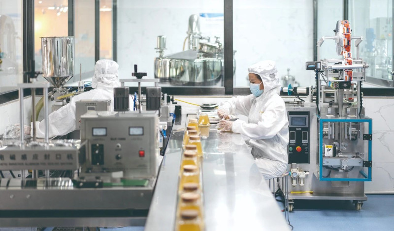 现代化的生产车间，一瓶瓶优质蜂蜜从这里走向千家万户。邹麟 摄