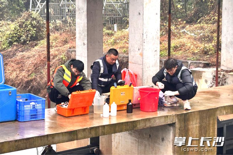 演练中相关部门通过采取投药降污、应急监测等一系列措施，成功处置突发水污染险情。均为长沙晚报全媒体记者 张禹 通讯员 刘梓琦 摄影报道