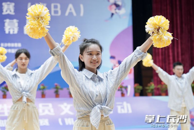 比赛间隙精彩的啦啦操表演。