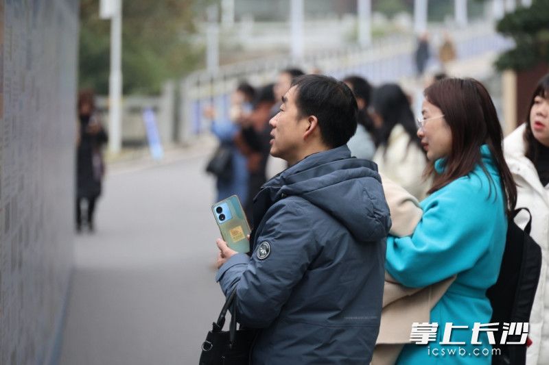 与会老师观摩长沙市首届实验区（校）建设成果展。 均为长沙晚报通讯员 李徽东 摄