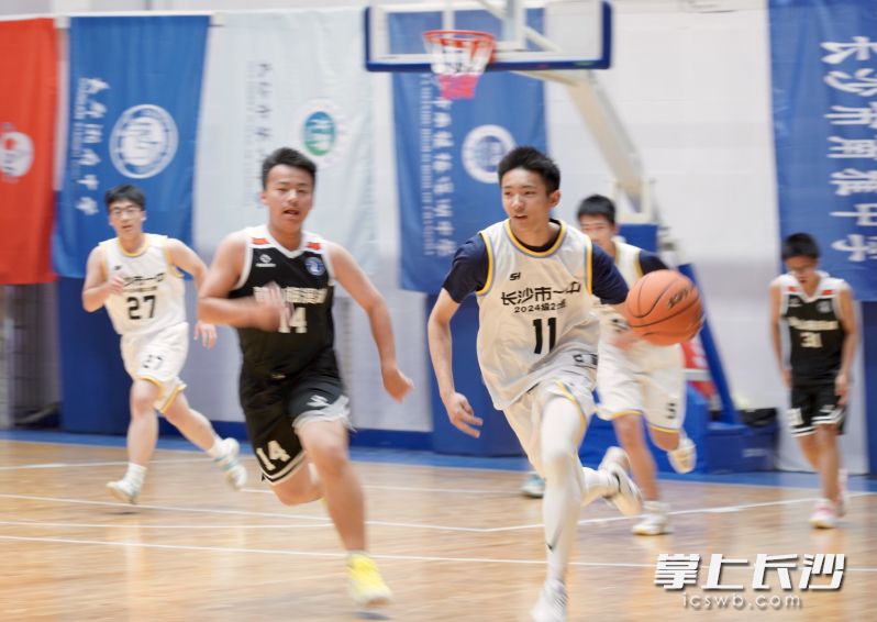 对战双方长沙市第一中学与长沙市麓山梅溪湖中学的球员们迅速进入状态，展开了激烈的角逐。