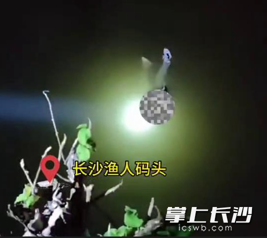 凌晨5时多，吕吉恒在渔人码头附近的江边发现一名落水女子。（视频截图）