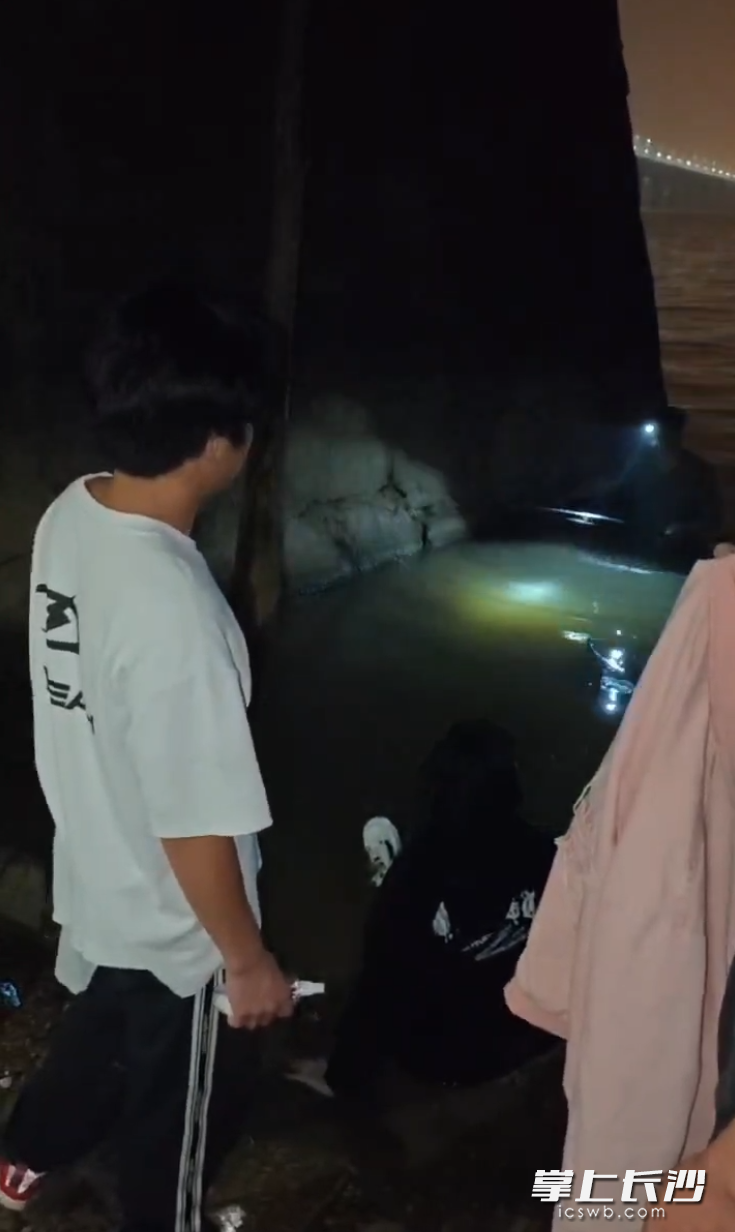 吕吉恒跳入水中，与大家合力将落水女孩救上岸。 视频截图