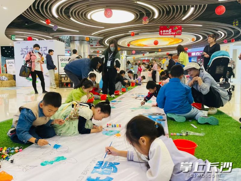 社区联动共建单位，为居民举办丰富多彩的文娱活动。 通讯员供图