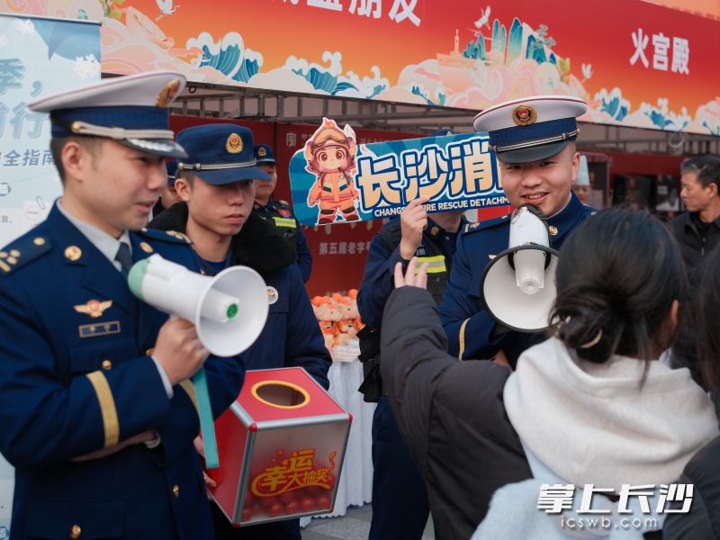 “蓝朋友”向市民宣传消防知识。