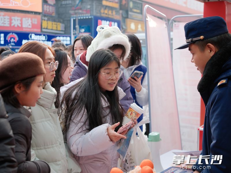 长沙消防的“蓝朋友”走进黄兴南路步行街中心广场，受到了市民的热烈追捧。 均为长沙晚报通讯员冯运文供图