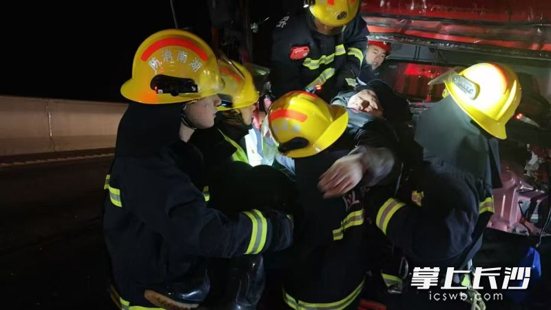 消防员成功将被困追尾车中的人员救出。长沙晚报通讯员 和大欢 摄