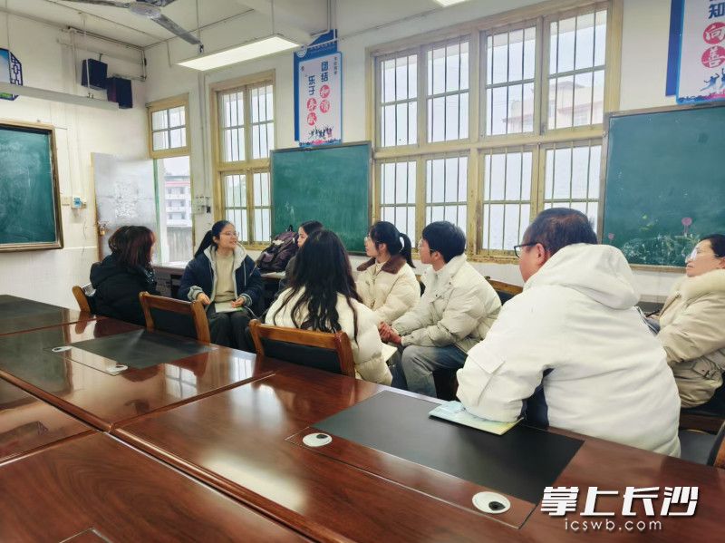 分小组进行评课交流。