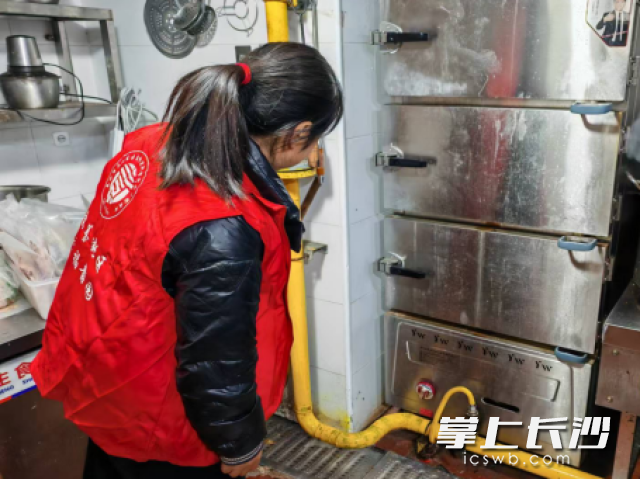 社区工作人员、志愿网格员及党员志愿者深入辖区各个角落，将安全知识送进千家万户。 天心区应急管理局供图