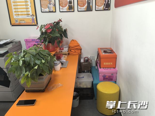 经现场检查，发现该托管机构非法储存烟花大礼包7件。长沙晚报通讯员 彭双艳 供图