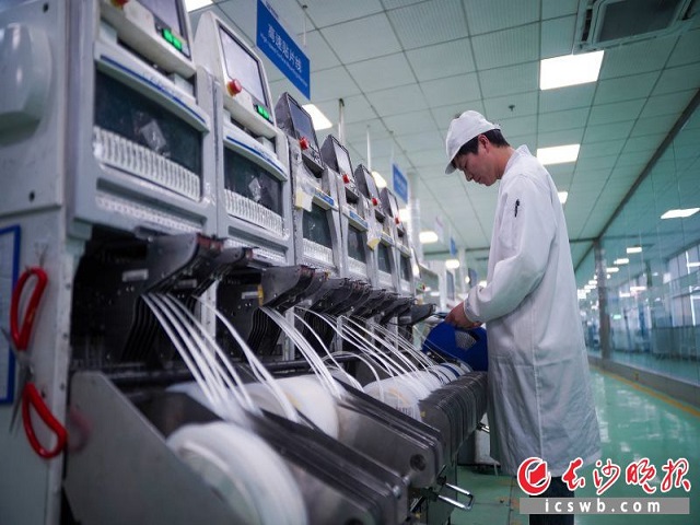 威胜智能电表数字化车间，工作人员在生产线上。均为长沙晚报全媒体记者 邓迪 摄