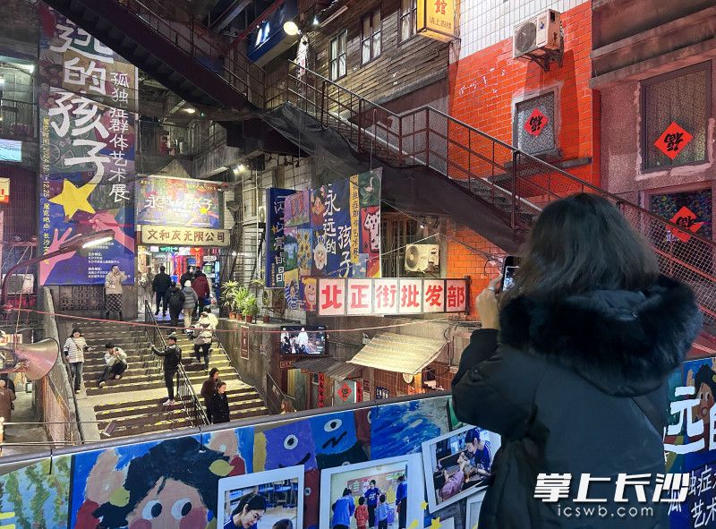 长沙文和友设置的“特别餐厅”被近200幅孤独症儿童画作装点。 均为长沙晚报全媒体记者何文瑞摄