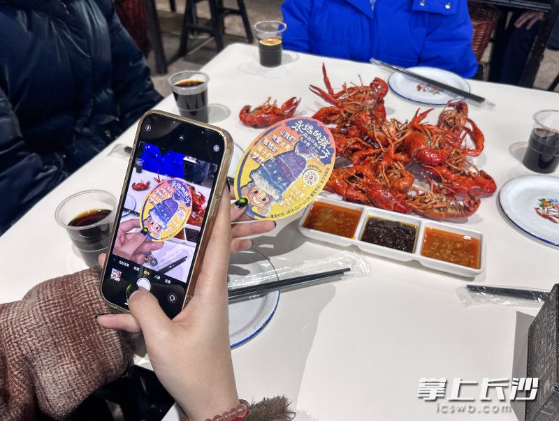 游客在文和友“特别餐厅”用餐，会收到一张印着孤独症儿童画作的菜品宣传卡。