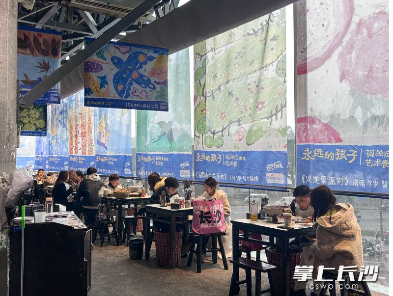 孤独症孩子的画作铺满文和友“永远街”，把他们用画笔描绘出来的世界，展示在公众面前。