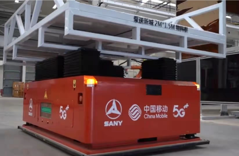 三一重工长沙 5G 全连接工厂内，5G机器人。企业供图