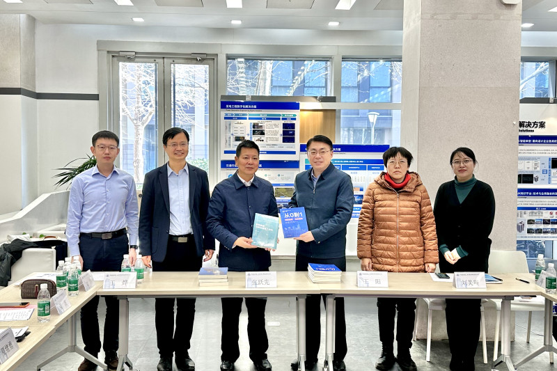 调研结束后，长沙市住建局和北京构力科技还进行了相互赠书仪式。
