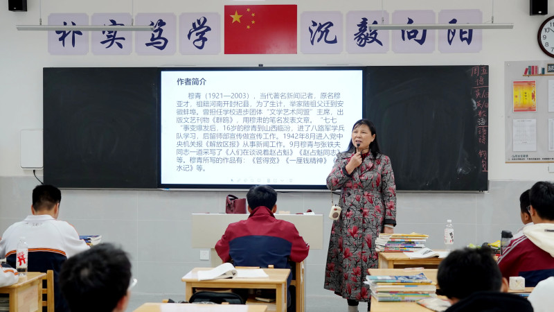 欧阳雪莲老师在上示范课。
