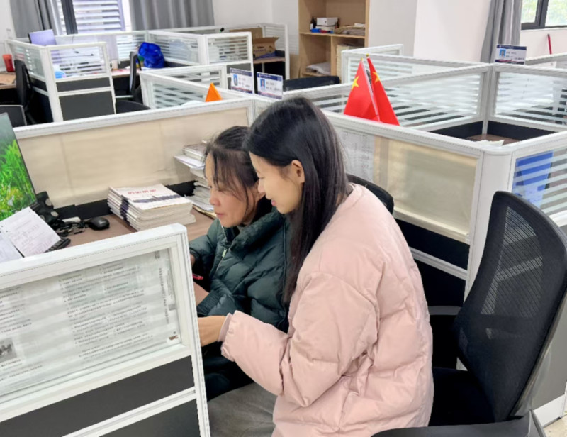 曾慧老师和她的师傅方芳老师课后研讨教案。