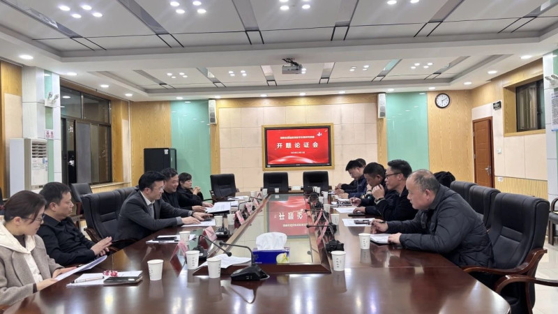 近日，湖南省基础教育教学改革研究重点项目——《校社共建家长学校实践研究》在学校举行开题论证。长沙晚报通讯员 邓梓涵 摄