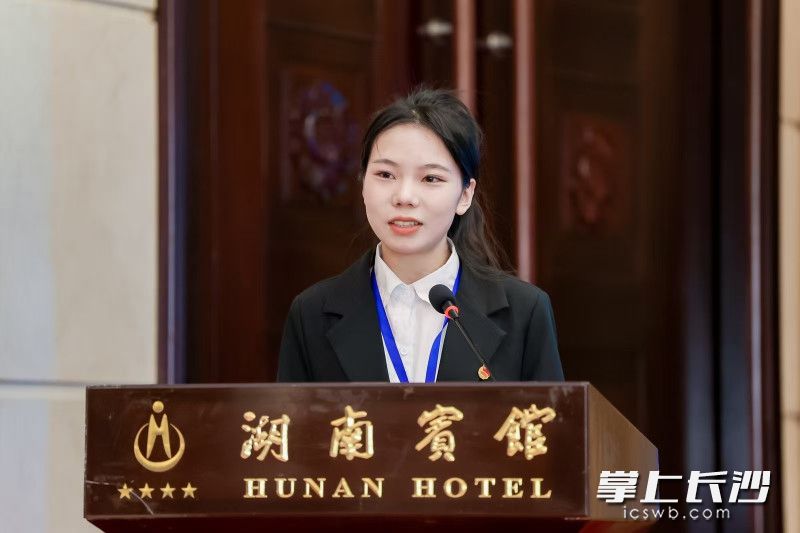 学联代表，长沙职业技术学院学生会执行主席徐小丽发言。