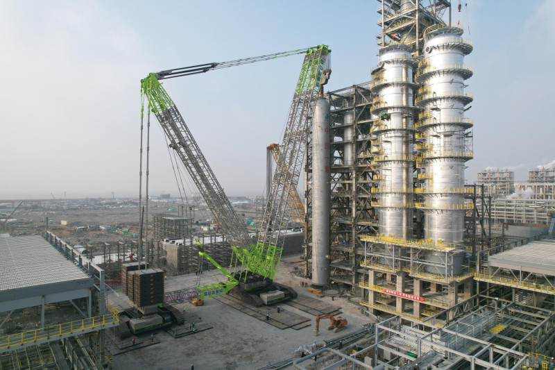 中联重科3600吨履带起重机在浙江某施工场地作业，彰显出“大国重器”的出众实力。受访者供图