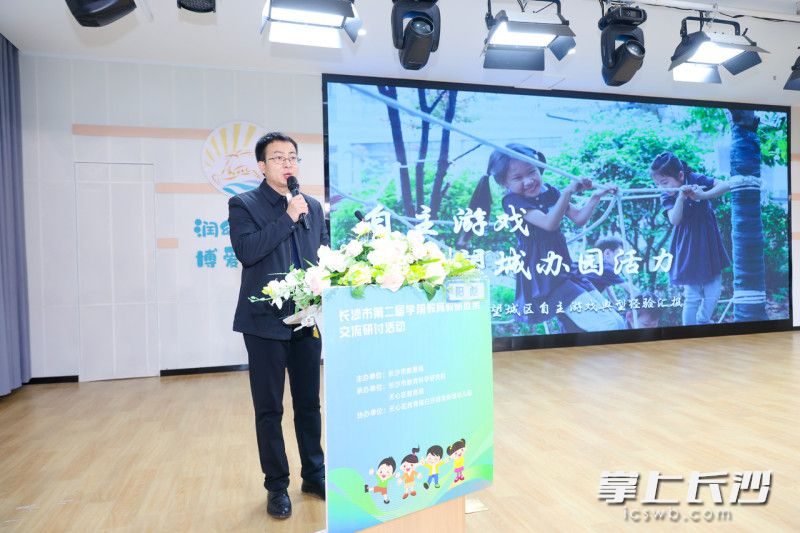 望城区教育局党委委员、副局长阳彪作典型经验介绍。 望城区教育局党委委员、副局长阳彪作典型经验介绍。