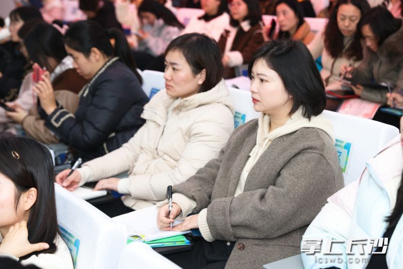 活动旨在强化幼儿园的教研氛围,推动学前教育事业的持续发展。 活动旨在强化幼儿园的教研氛围,推动学前教育事业的持续发展。