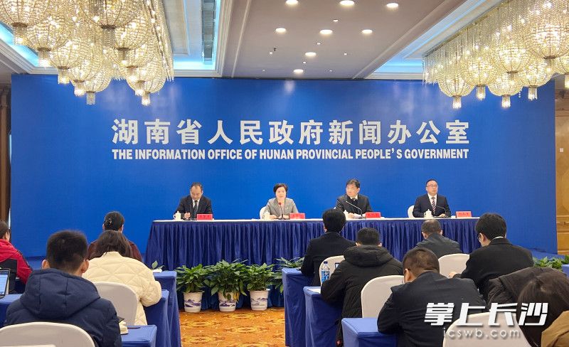 省政府新闻办召开新闻发布会，介绍近5年全省民政工作有关情况。全媒体记者 刘俊 摄