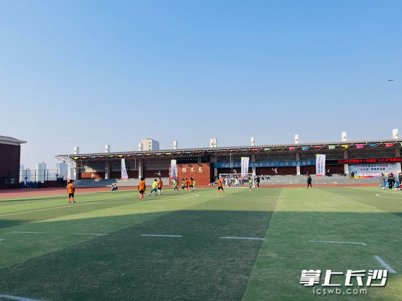 今日湖南师大附中芙蓉中学智慧操场上，紧张刺激的足球赛也渐入佳境。