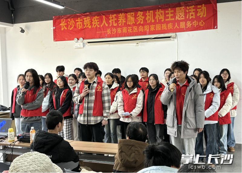 志愿者参与活动。