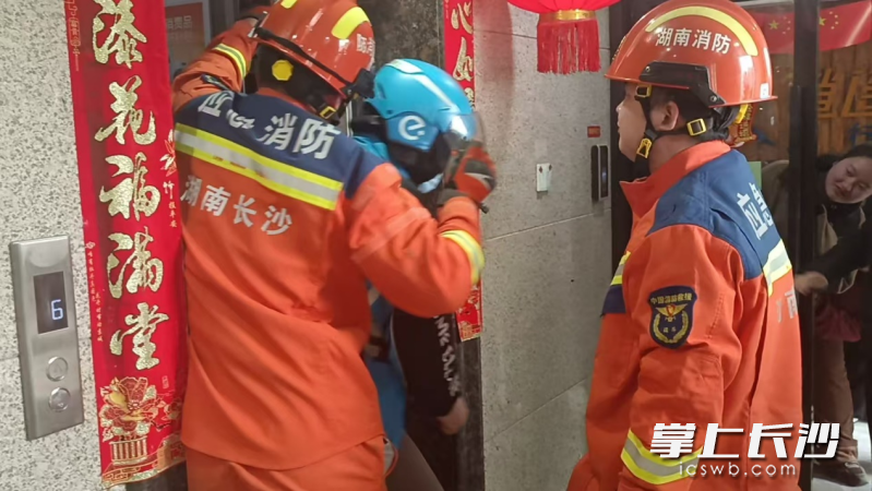 消防员对被困电梯的外卖小哥进行解救。 长沙晚报通讯员 李斌 摄