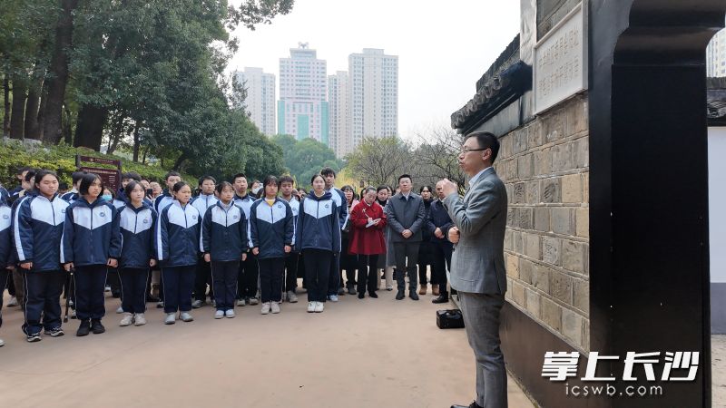 历史老师张博文在中国共产党长沙历史馆带领学子参观毛主席故居，讲述毛主席的家国情怀。